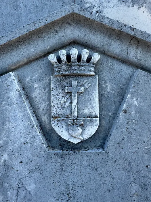The blazon, cut in stone on the tomb