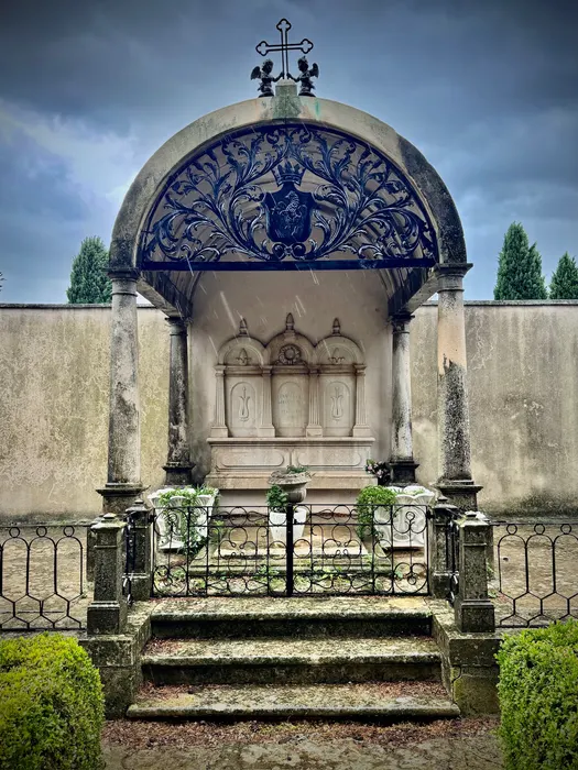 The tomb at Umag, whole